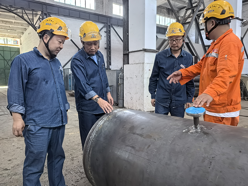 弘旭公司總經理劉小東帶隊督導設備制造安全生產專項檢查(圖4) 弘旭公司總經理劉小東帶隊督導設備制造安全生產專項檢查(圖4)